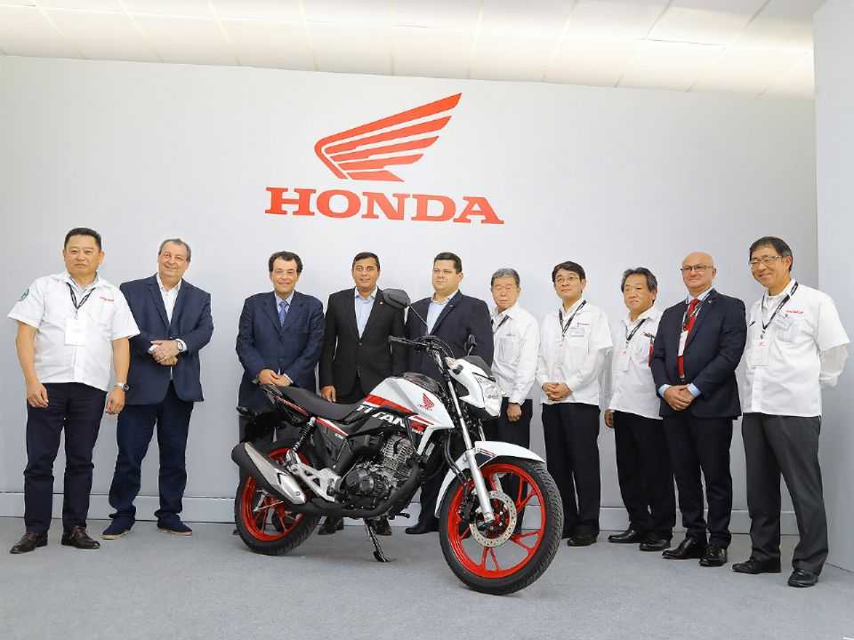 Autoridades e diretoria da Honda celebrando o marco alcançado na unidade amazonense