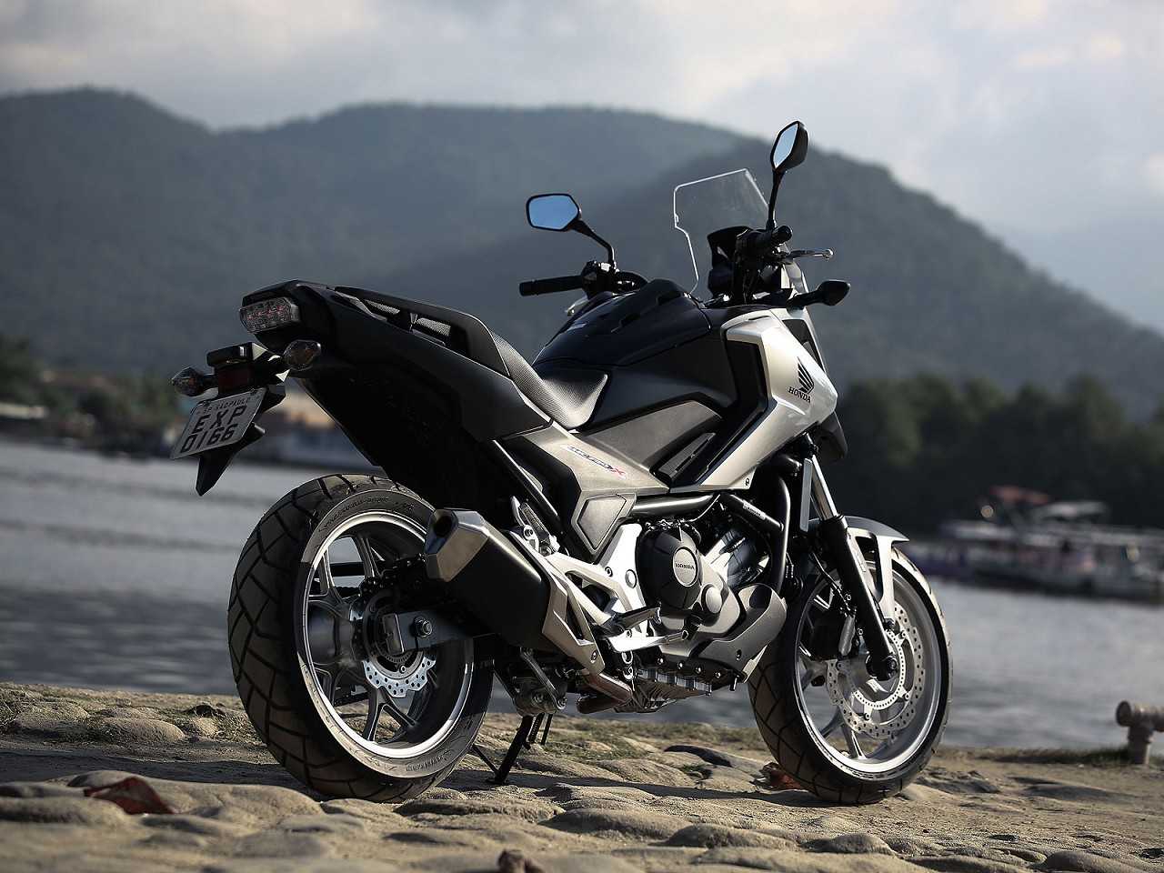 HondaNC 750X 2016 - 3/4 traseira