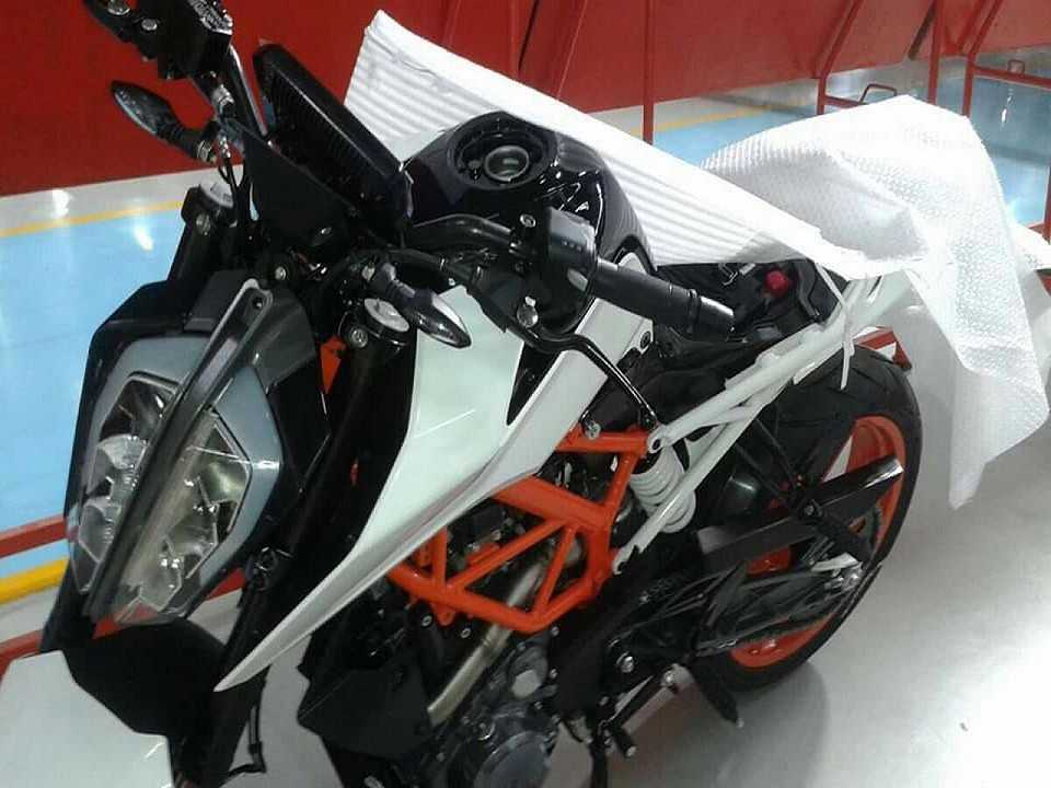 Flagra da linha 2017 da KTM 390 Duke