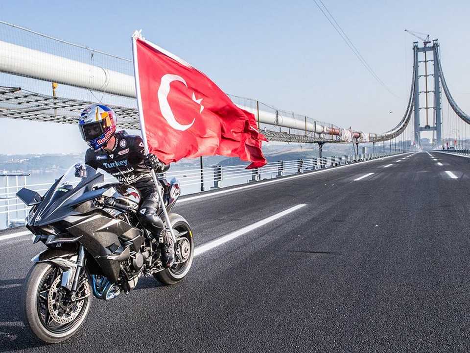 Kenan Sofuoglu com a bandeira turca: recorde de 400 km/h