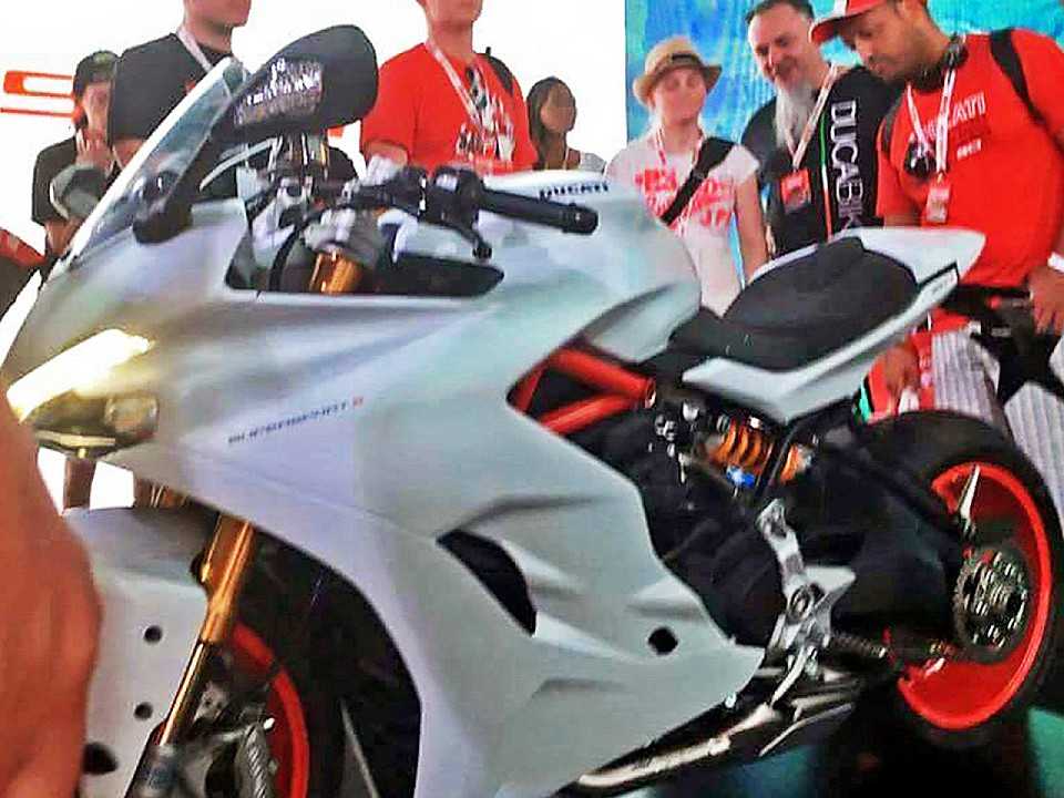 Ducati Supersport S  flagrada em evento na Itlia