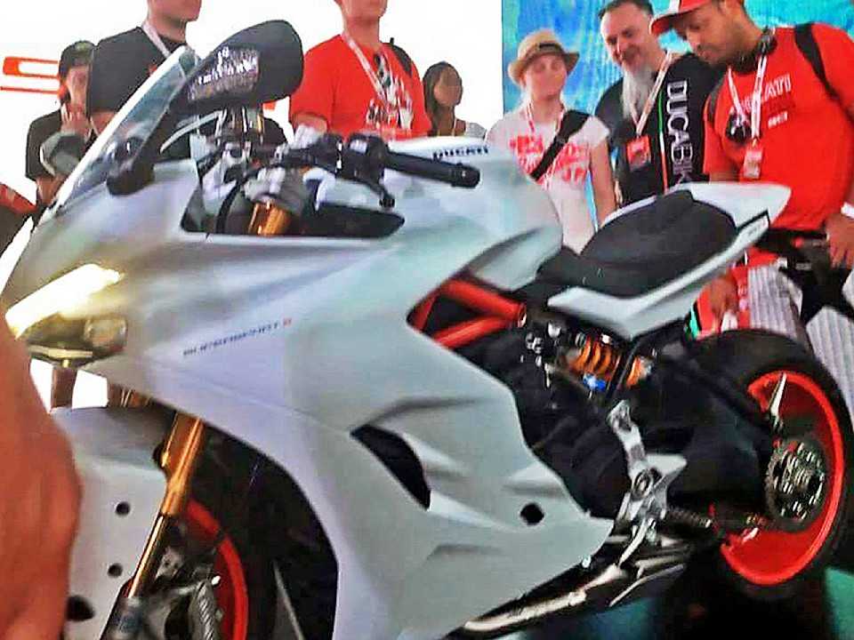 Ducati Supersport S  flagrada em evento na Itlia