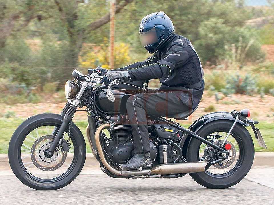 Triumph Bobber flagrada em testes