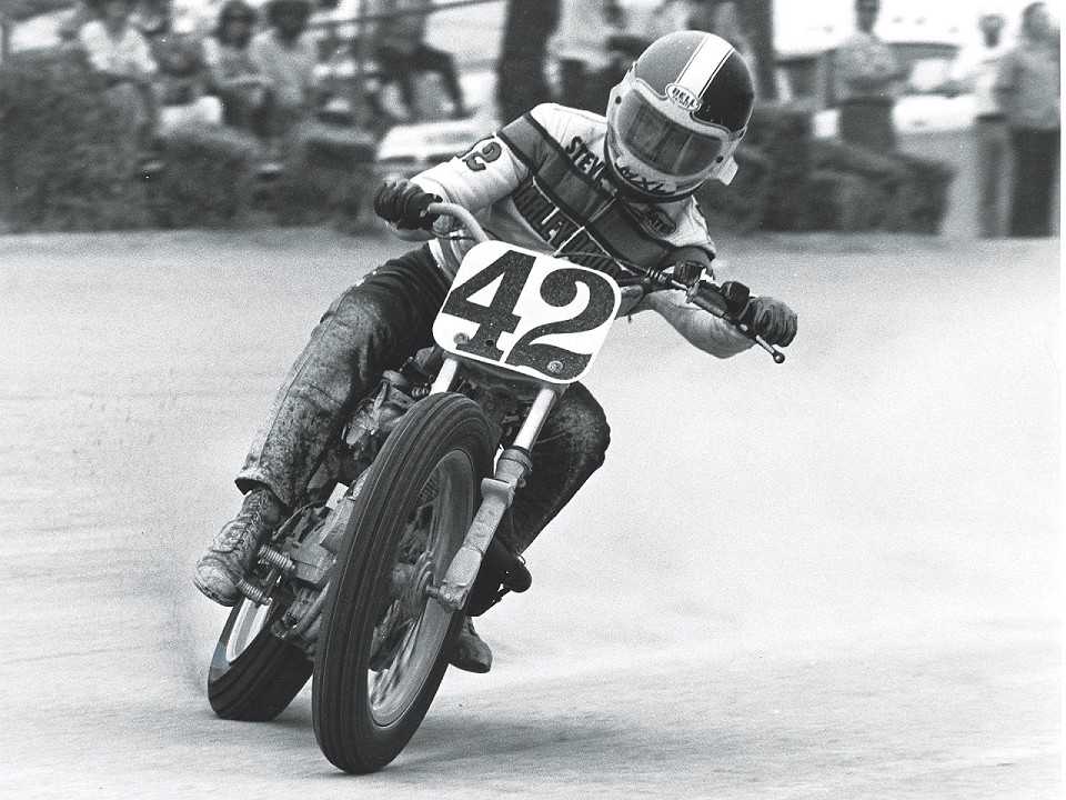 Harley-Davidson Sportster durante competição (1977)