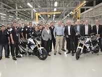 Executivos da BMW acompanham produção da primeira G 310 R no Brasil