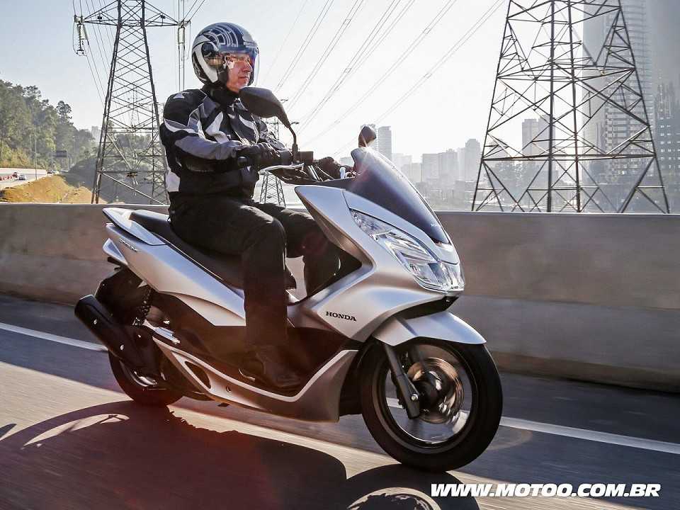 Honda PCX 2018 segue sem grandes mudanças e mantém preço - MOTOO