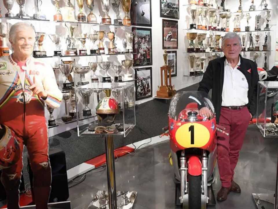 Giacomo Agostini em seu museu inaugurado em Brgamo, Itlia