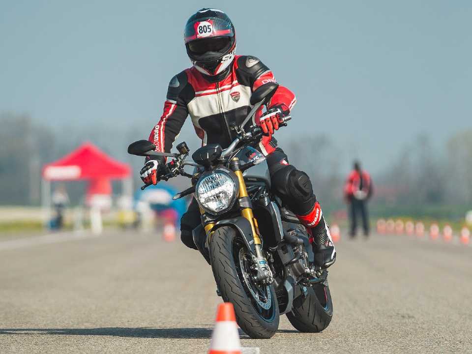 Acima participante do Ducati Riding Experience