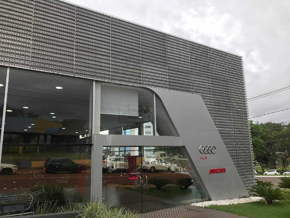 Fachada da concessionária integrada no modelo Ducati-Audi