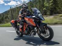 Acima a KTM Super Duke GT