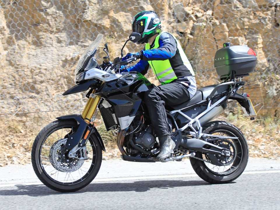 Flagra da nova Triumph Tiger em desenvolvimento