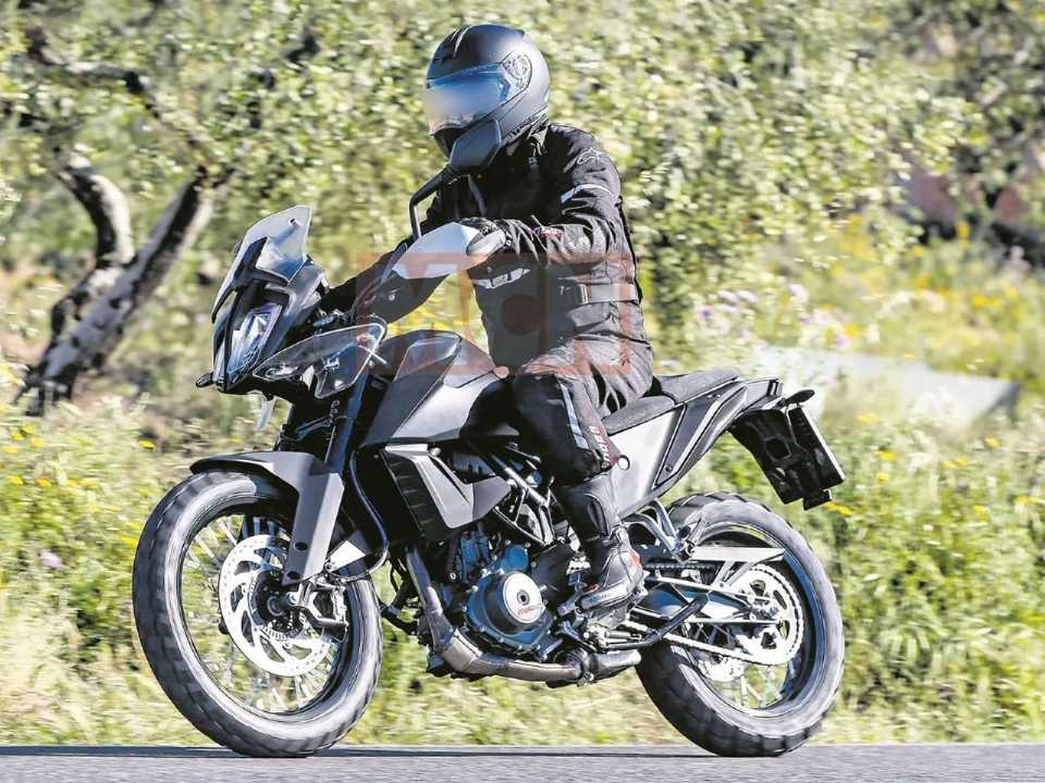 A KTM 390 Adventure roda em testes na Europa