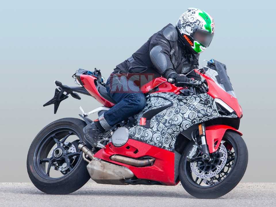 Flagra publicado pelo site MCN revelando a "mini Panigale" em testes