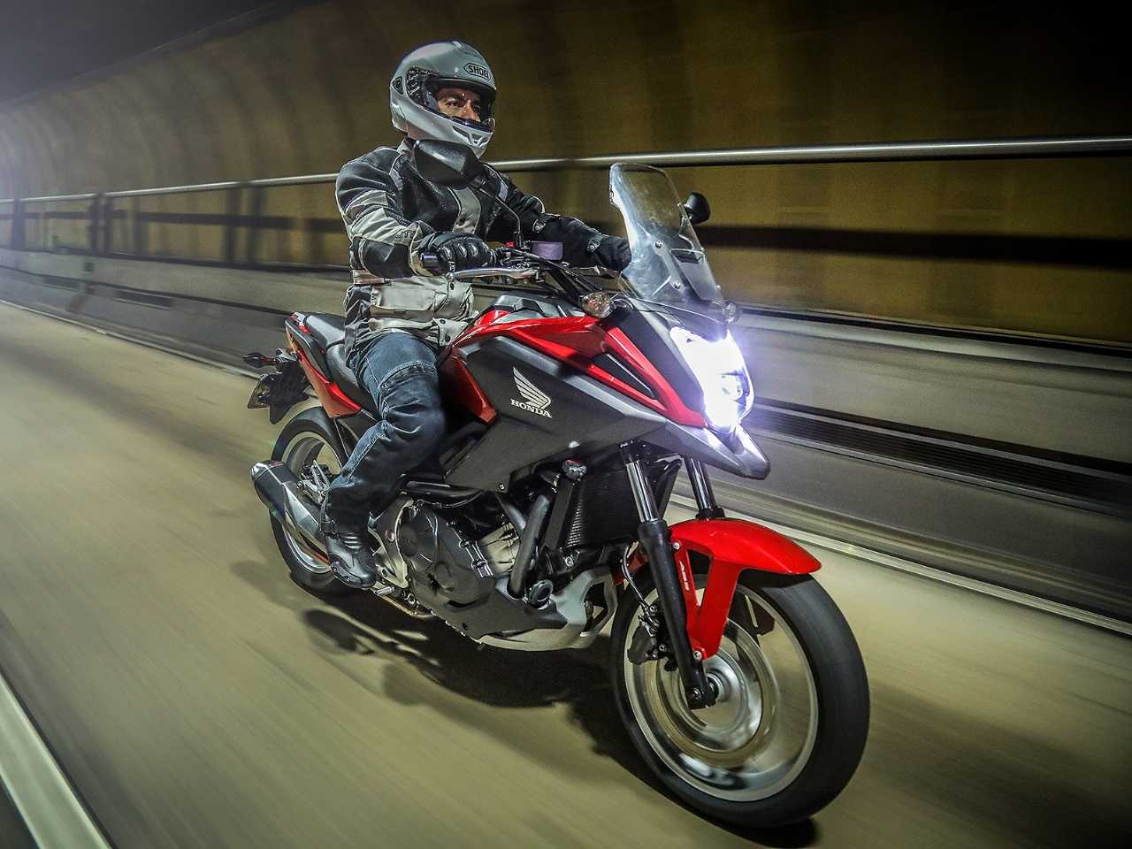 Galeria de fotos Honda NC 750X ganha novas cores na linha