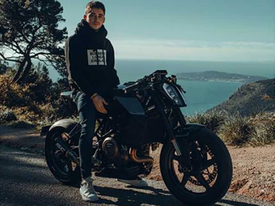 Charles Leclerc e sua moto customizada