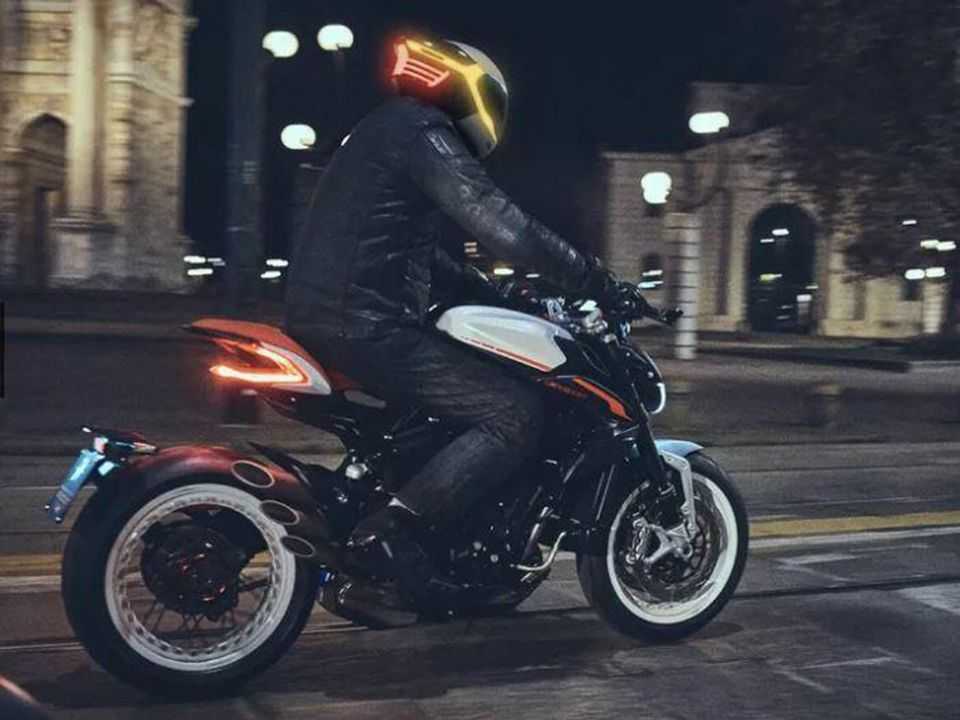 Tali Smart Helmet em uso e sincronizado com as luzes da motocicleta