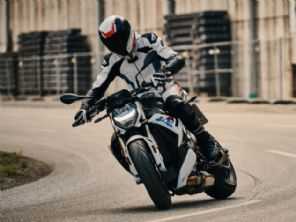 BMW renova a S 1000 R com visual menos polmico