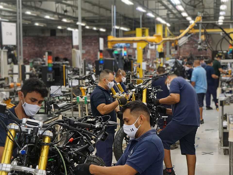 Linha de produção da BMW em Manaus (AM)