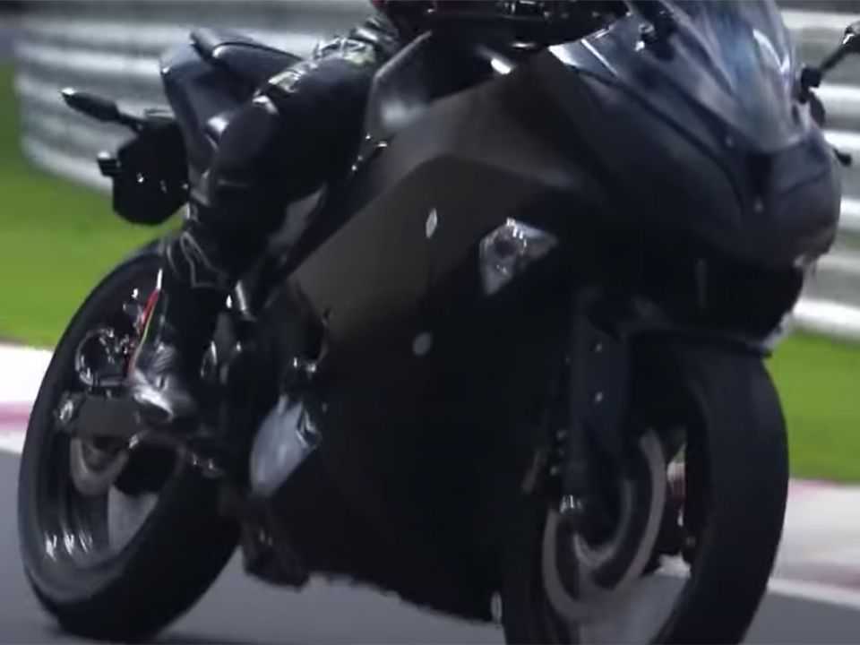 Detalhe da Kawasaki Endeavor, moto elétrica da marca
