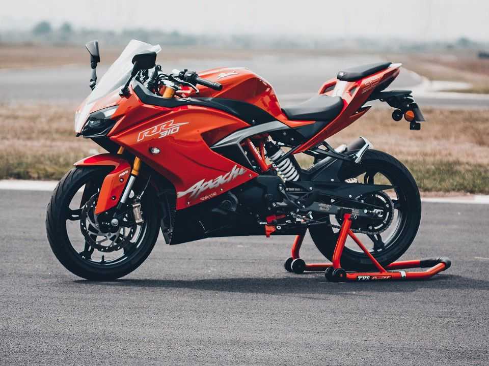 Acima a TVS Apache 310 RR