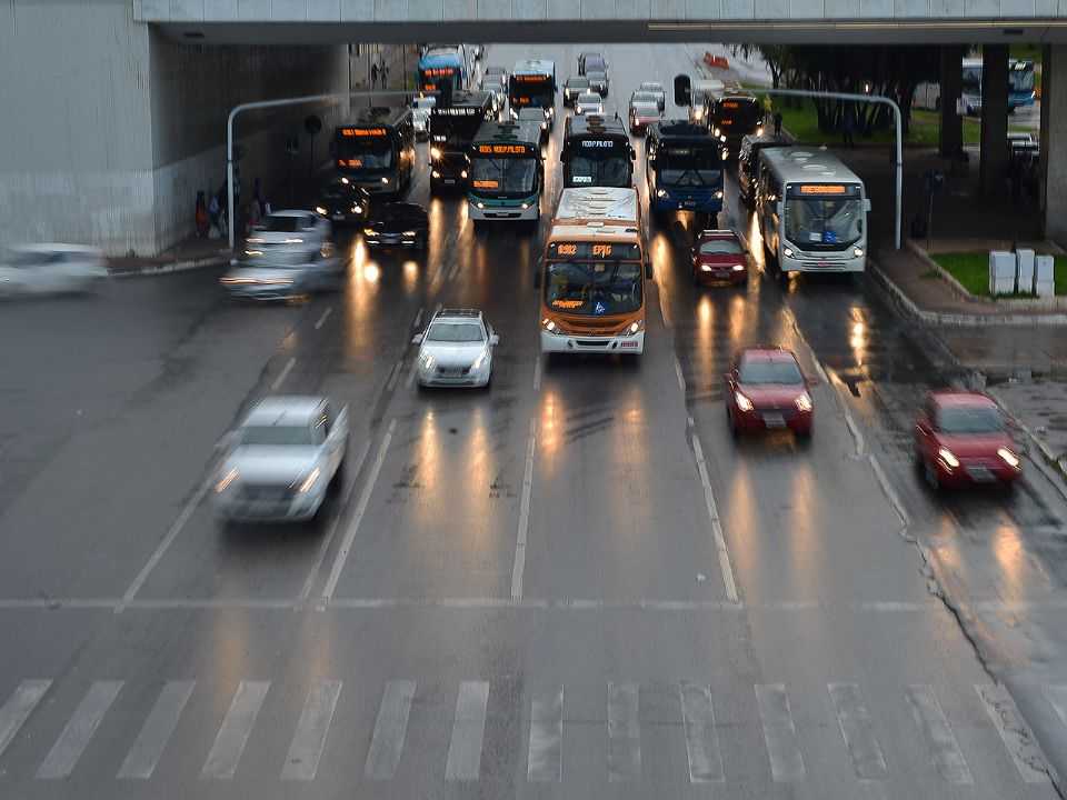 Corredor de moto passa valer em Novo Código de Trânsito - Motor Show