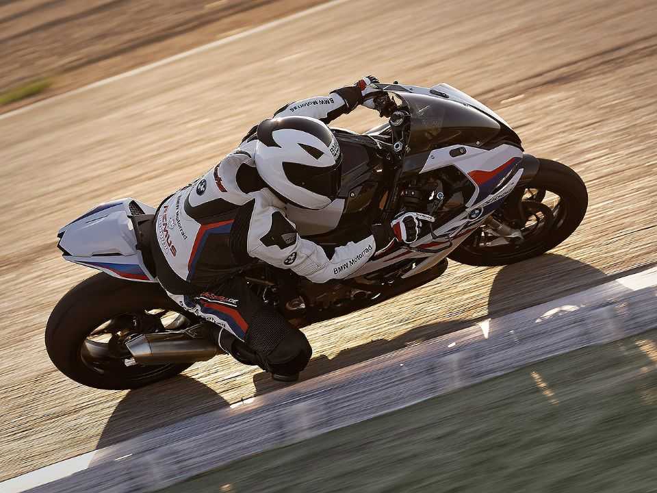 Acima a BMW S 1000 RR com o pacote M Performance