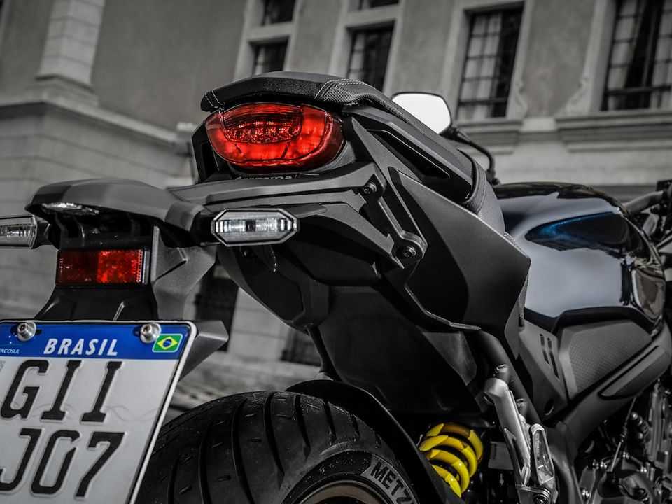 CB 650R traz lanterna embutida no banco