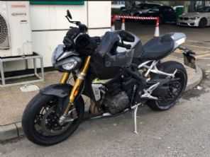 Flagra: Triumph Speed Triple 1200 RS  vista em testes