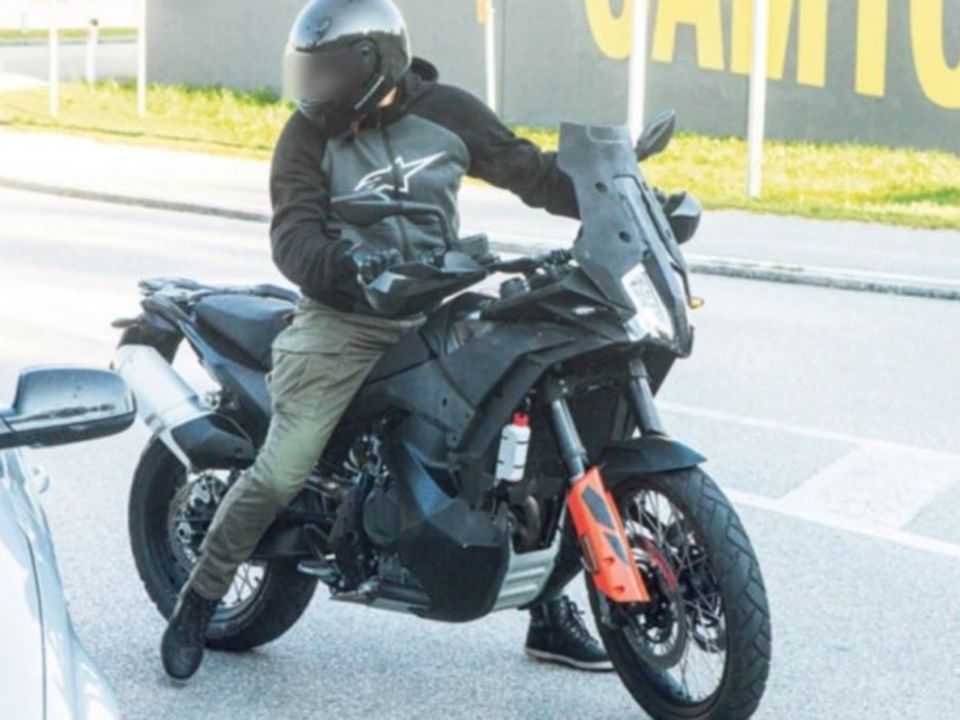 Flagra mostra a nova KTM 890 Adventure em testes na Europa