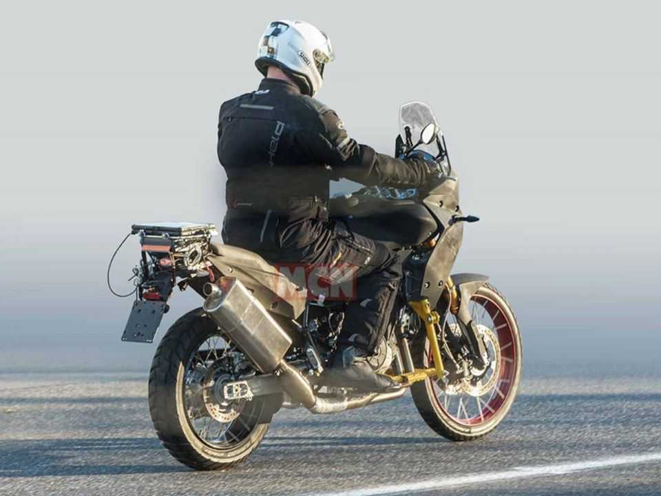 Flagra mostra a Aprilia Tuareg 660 em testes