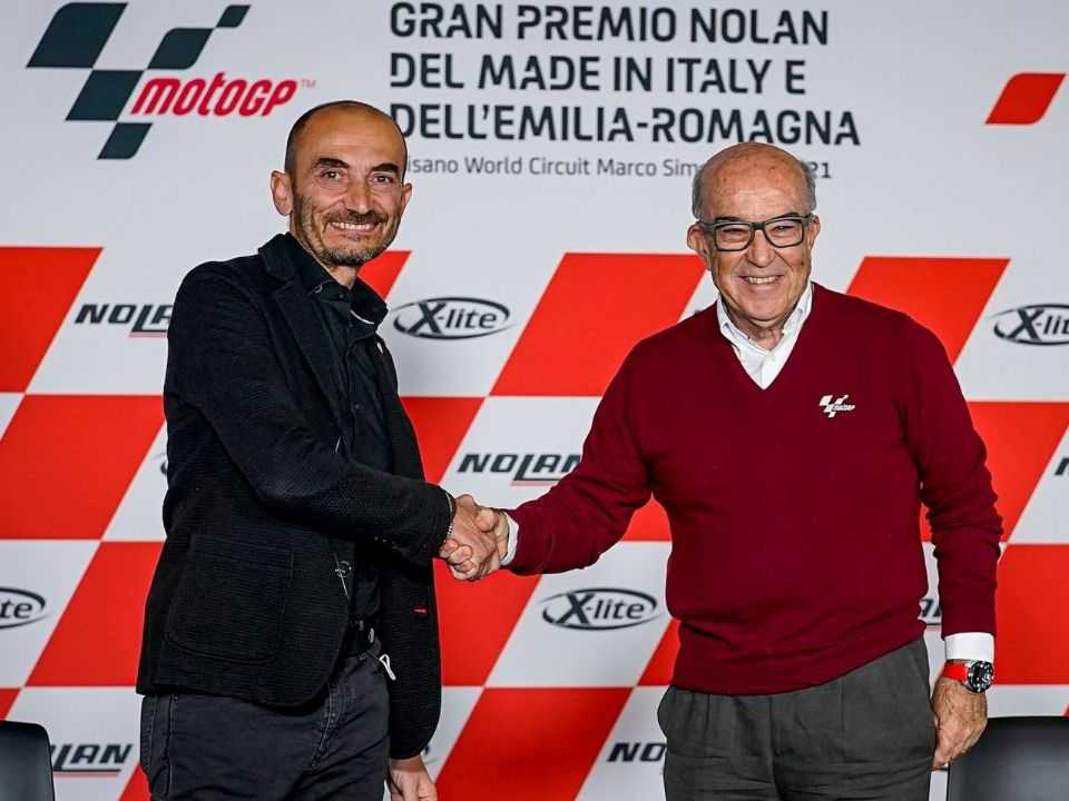 Representantes da Ducati e da organizadora da MotoE assinam acordo