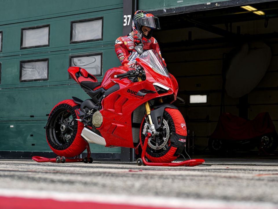 DucatiPanigale V4 2022 - 3/4 frente