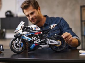 Para o Natal: BMW M 1000 RR ganha versão detalhista em Lego
