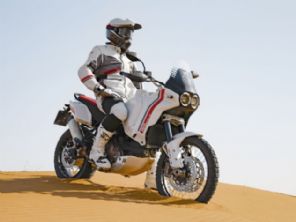 Ducati enfim lana a nova aventureira DesertX