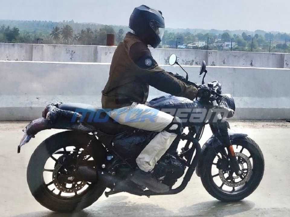 Flagra mostra nova variante da Royal Enfield Meteor 350 em testes na ndia