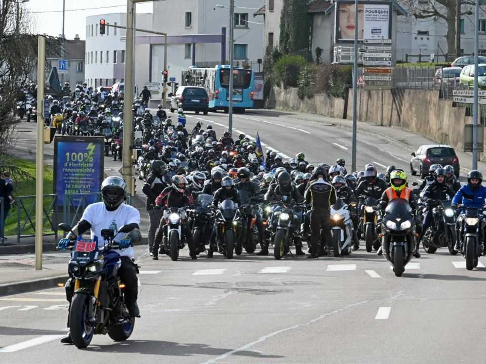 Motociclistas franceses protestam em Paris contra a proibio do corredor