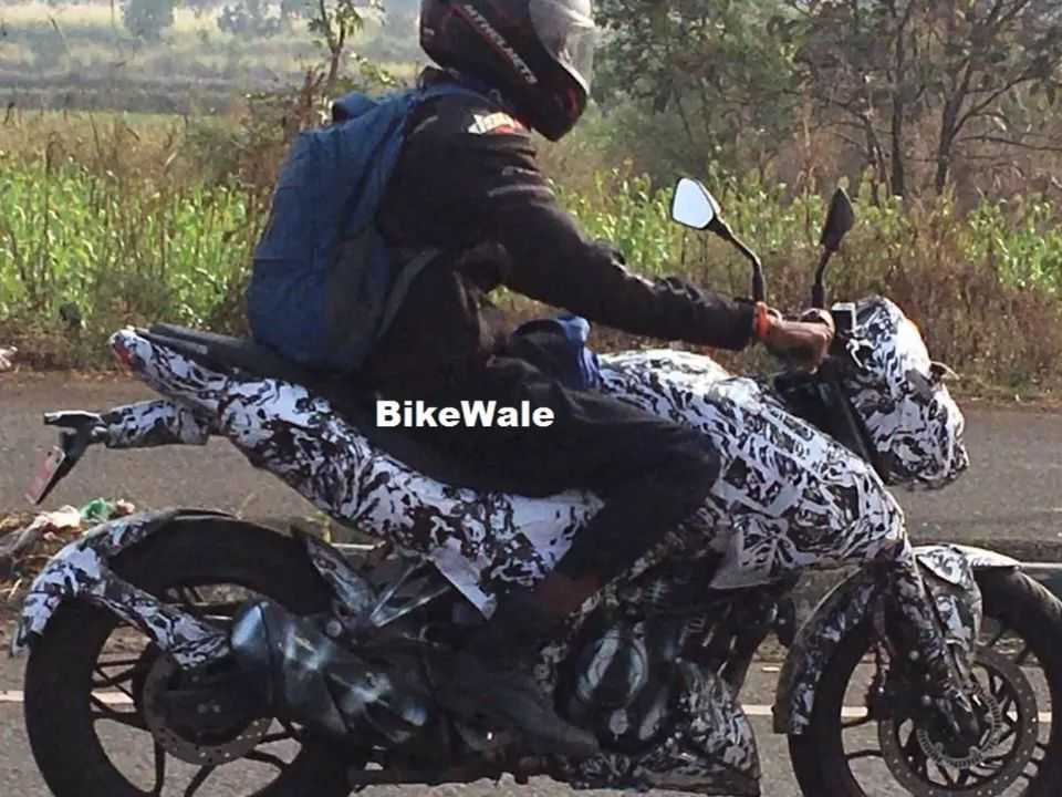 Flagra mostra a Bajaj Pulsar 250 em testes na Índia