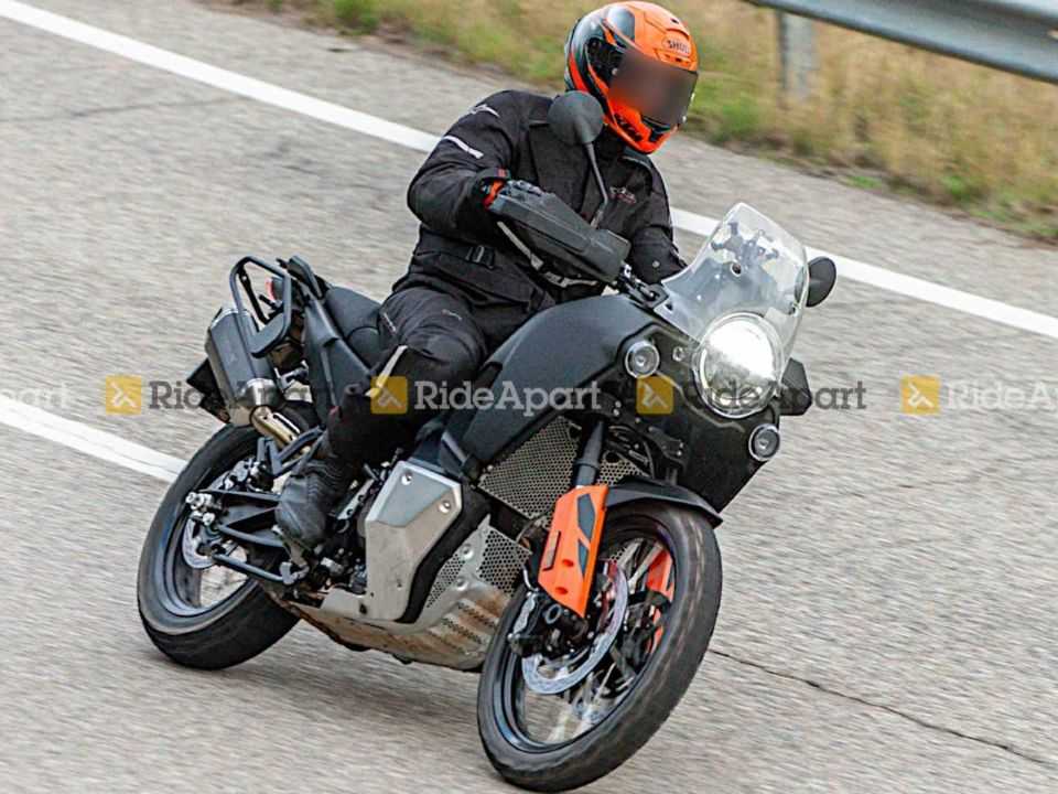 Husqvarna Norden 901  flagrada em testes