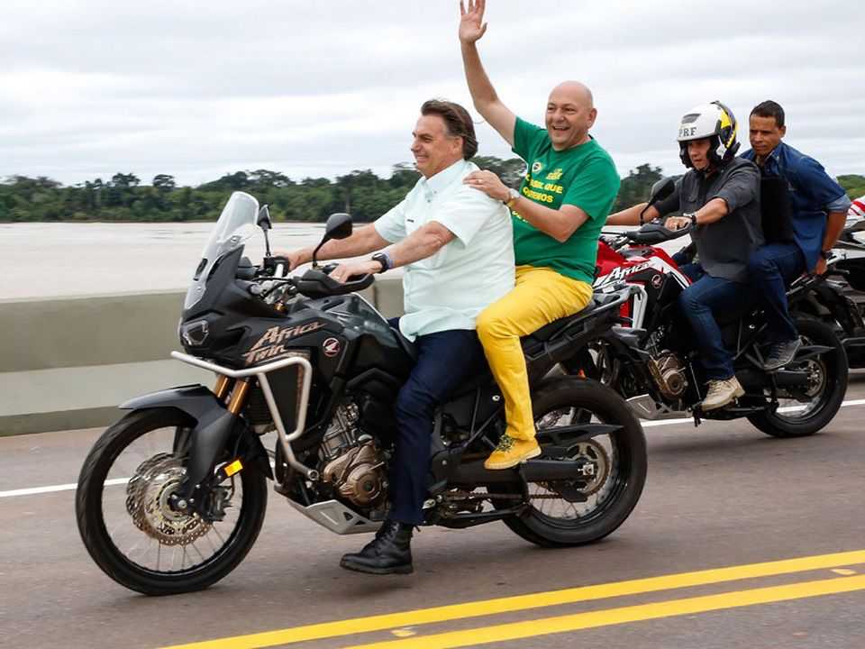 Presidente Jair Bolsonaro pilota uma Honda Africa Twin