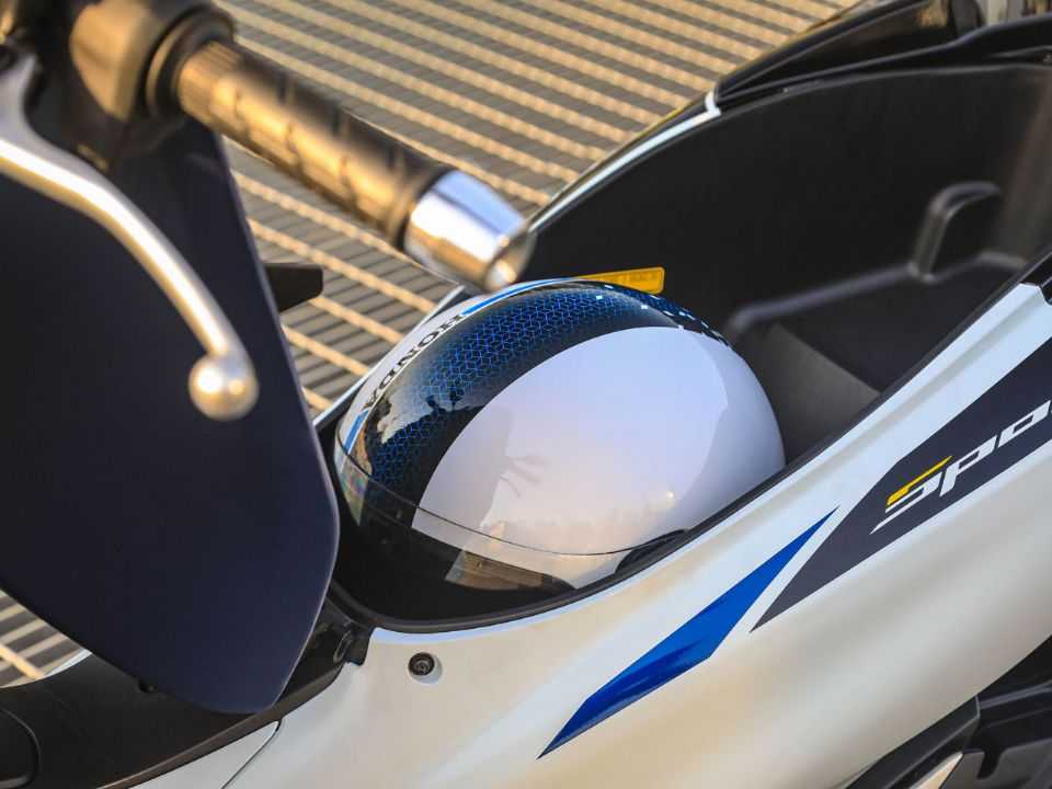 Uma das grandes vantagens do scooter é o espaço para bagagens embaixo do banco Uma das grandes vantagens do scooter é o espaço para bagagens embaixo do banco