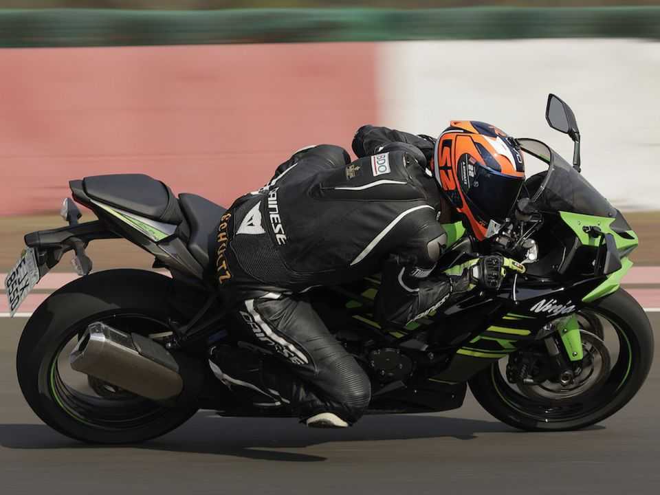 A Pirelli disponibilizou uma esportiva Kawasaki ZX-6R para os testes A Pirelli disponibilizou uma esportiva Kawasaki ZX-6R para os testes