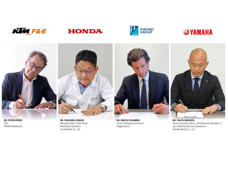 Os quatro representantes da KTM, Honda, Piaggio e Yamaha assinam o documento que cria o Consórcio SBMC