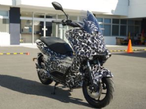 Scooter elétrico Yamaha que "anda como 125" aparece em primeiras imagens