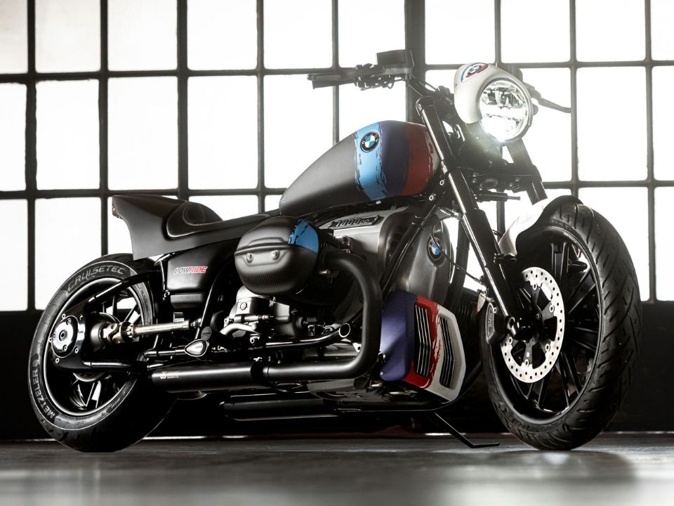 Um dos lados da BMW R 18 M é negro, e outro branco Um dos lados da BMW R 18 M é negro, e outro branco