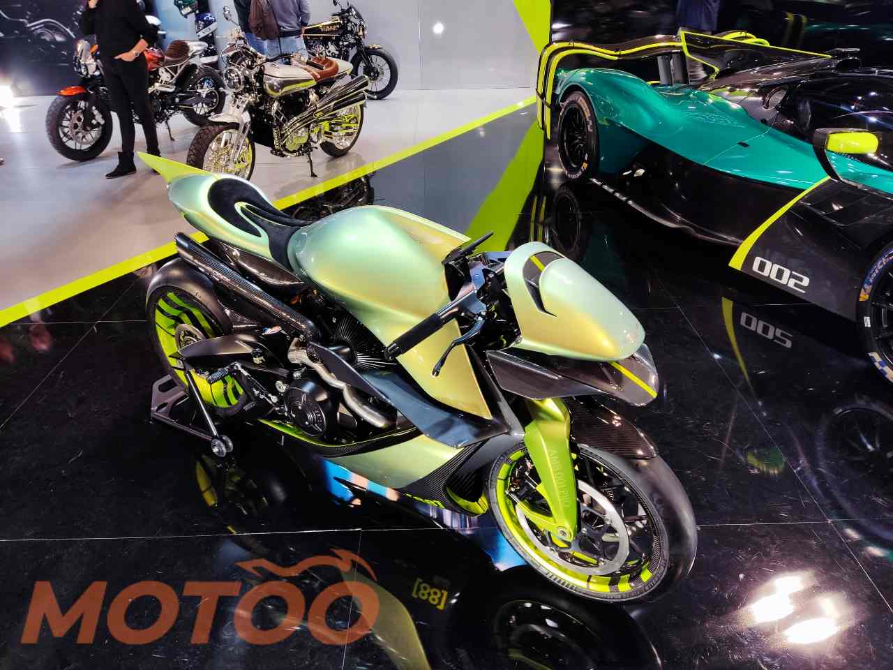 Salão de Milão tem moto da Aston Martin e esportivas com mais de