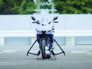 Yamaha R3 eltrica pode se equilibrar sozinha; assista