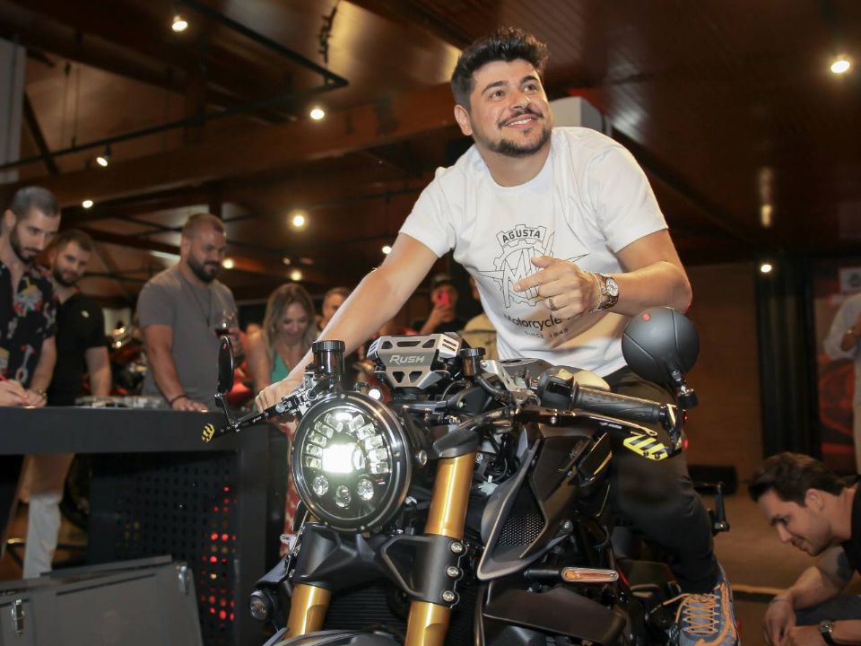 Cristiano, da dupla Z Neto e Cristiano, com sua moto MV Agusta Rush 1000 de  mais de meio milho de reais