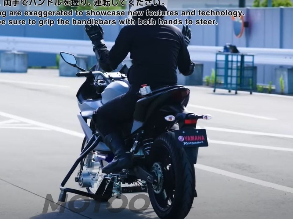 Moto Yamaha que se equilibra sozinha