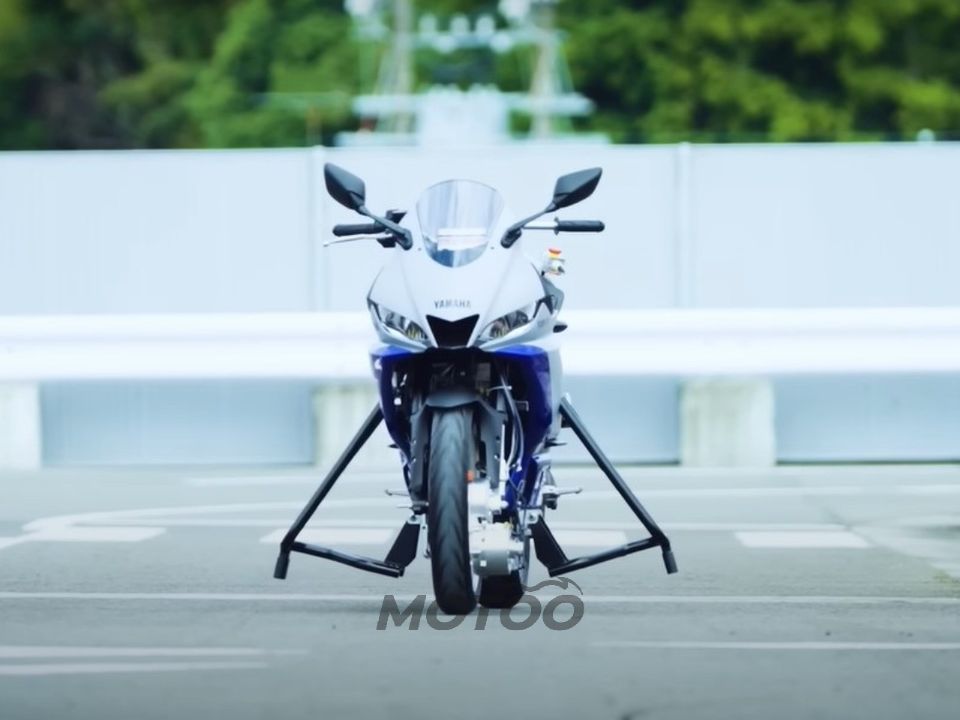 Yamaha R3 eltrica com sistema que faz moto andar sozinha