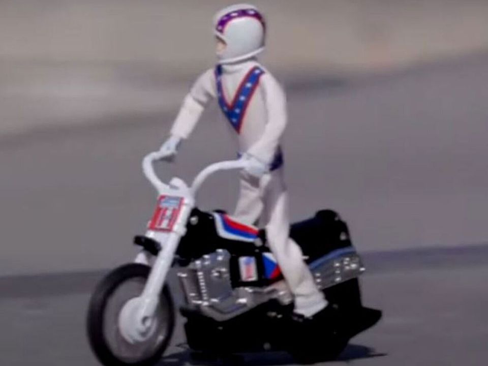 Brinquedo traz famosas manobras do dublê Evel Knievel